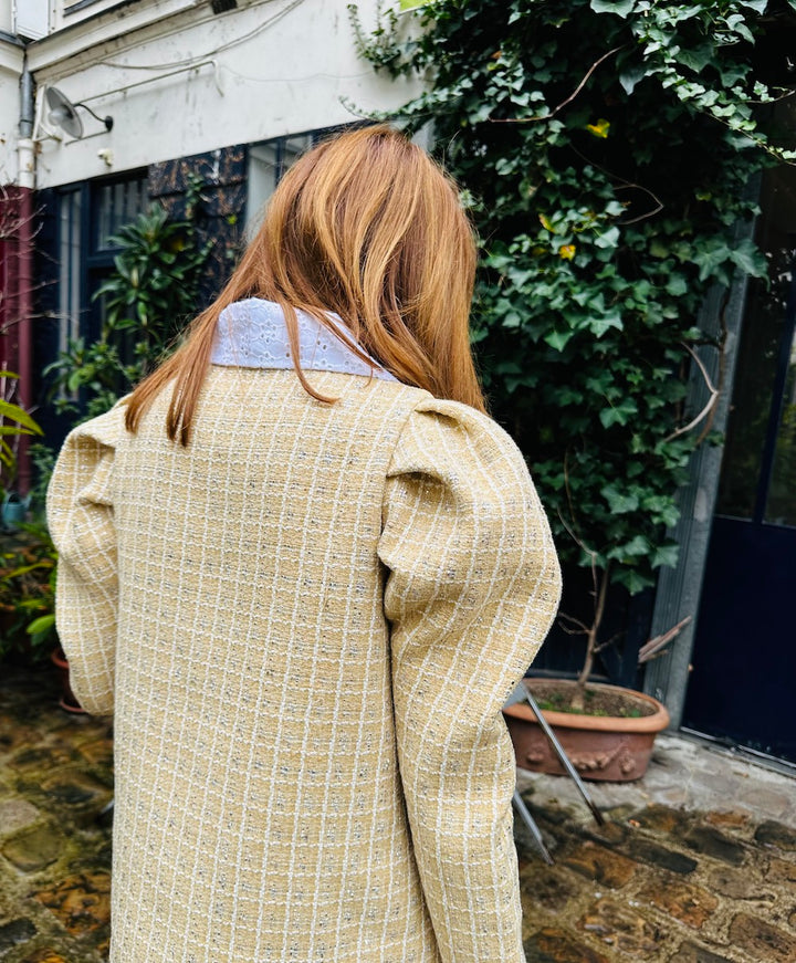 Haut en tweed upcyclé, manches bouffante et col en broderie anglaise